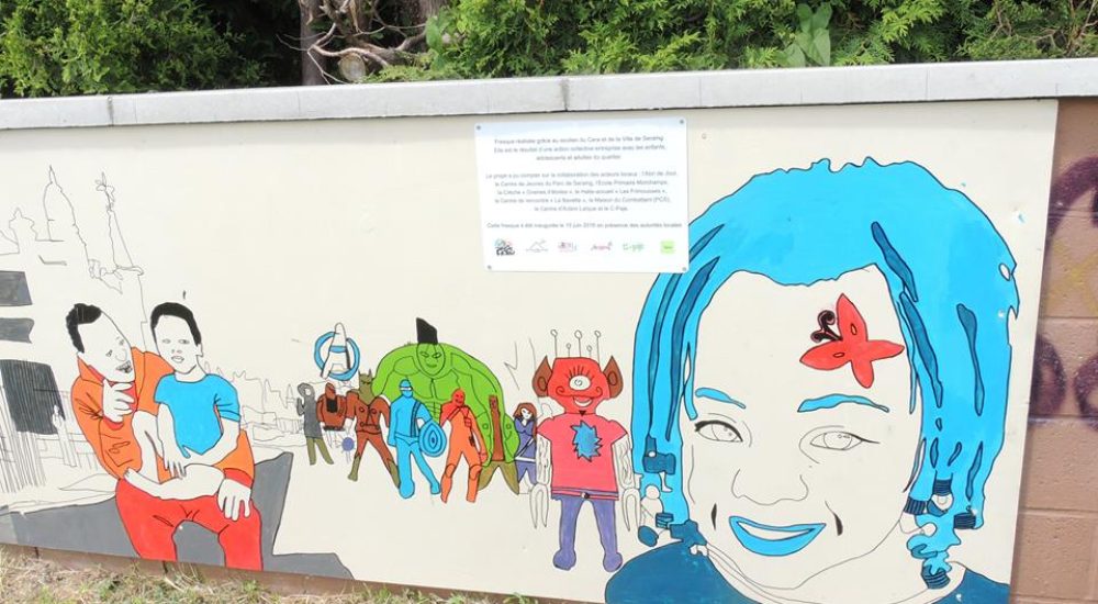 Grafitti très colorés sur un mur illustrant des personnages fictifs.