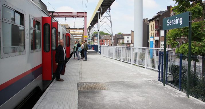 Photo sur le quai de la gare de Seraing avec un train à l'arrêt.