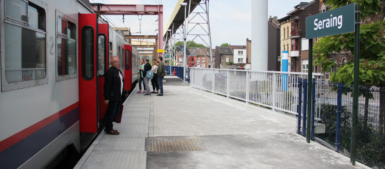 Photo sur le quai de la gare de Seraing avec un train à l'arrêt.