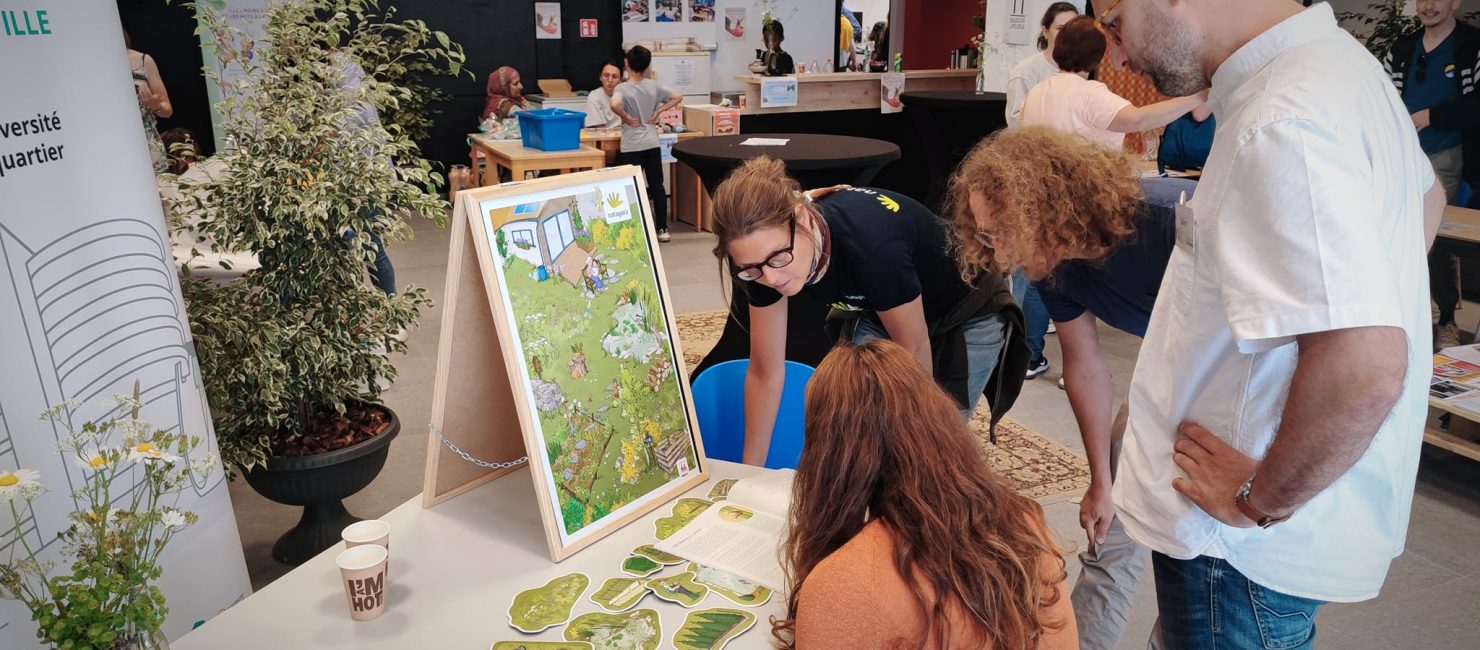 Groupe autour d'une table qui regarde un montage pendant une expo.