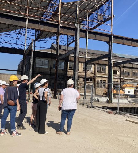 Groupe de personne visitant un chantier.