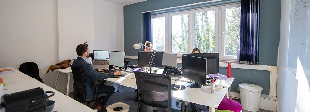 Photo de présentation du Cristal Hub : Plusieurs personnes à leur bureau.