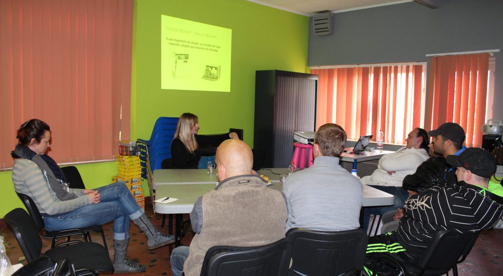 Groupe de discussion autour d'une table.