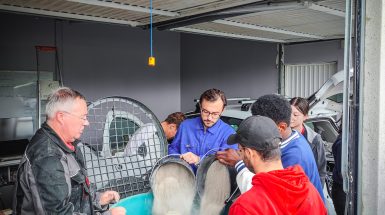 Groupe en train de déverser de l’agrégat recyclés dans une machine.