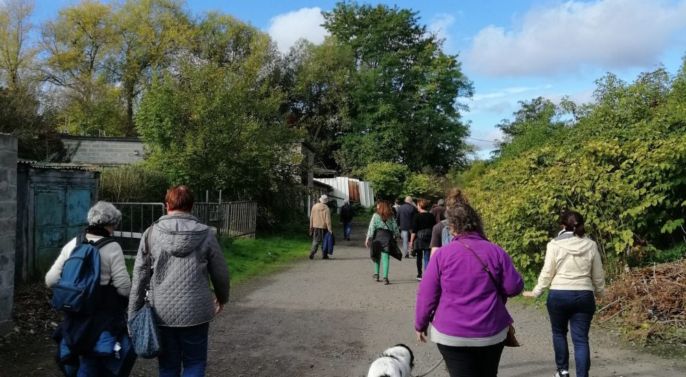 Photo d'un groupe à l'extérieur pendant une visite.