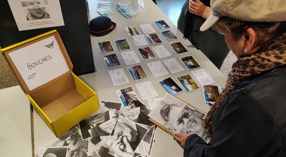 Photo d'une personne qui regarde différents montages photo pendant une expo.