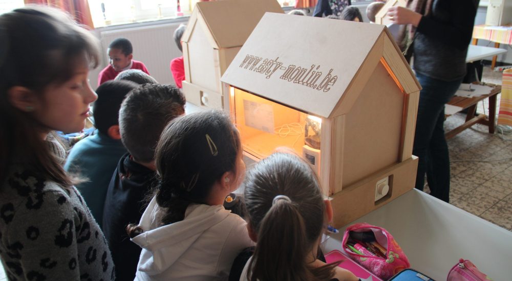 Enfants participant à une activité intérieur.