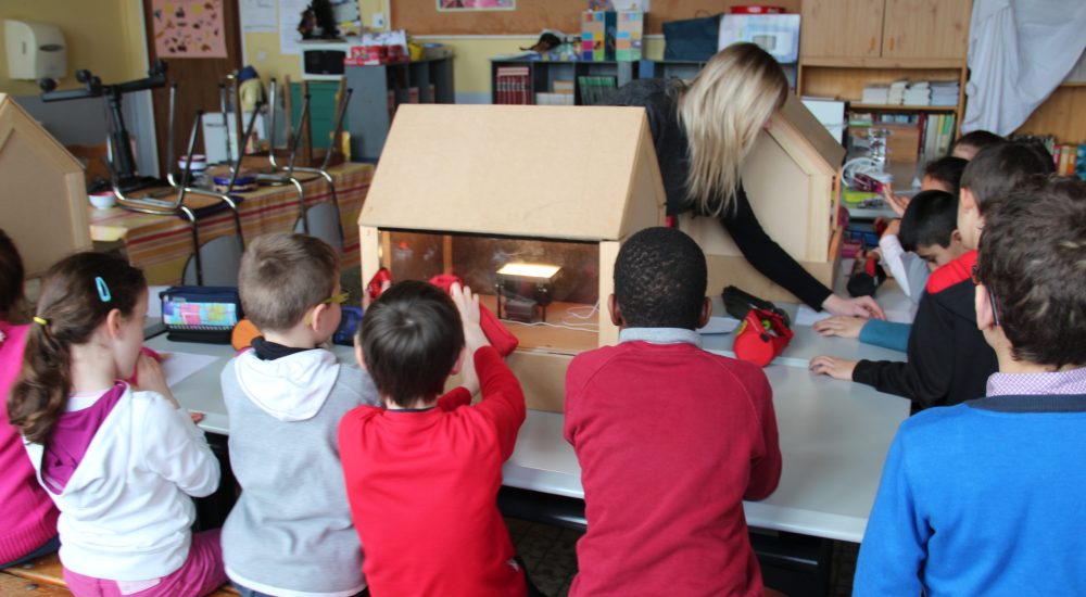 Enfants participant à une activité intérieur.