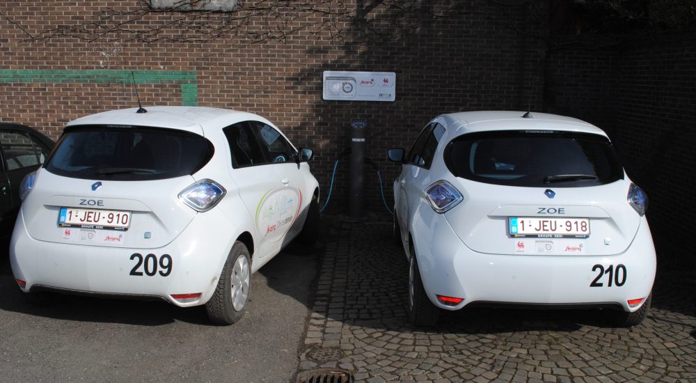 Deux voitures "ZOE" qui charge à une borne électrique.